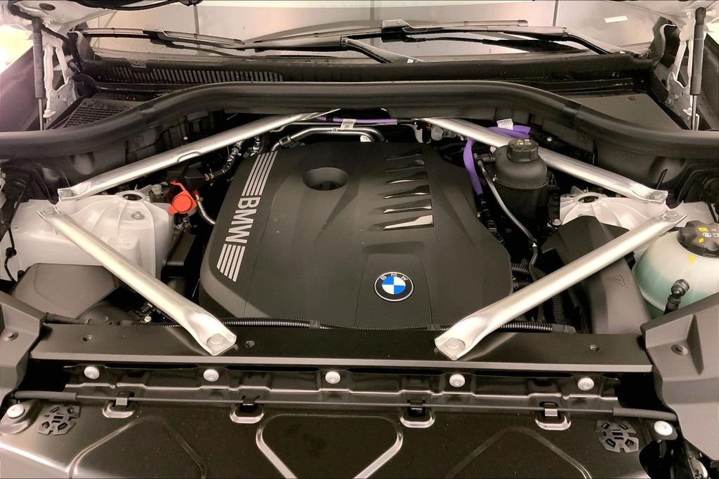 Used 2026 Mineral White Metallic BMW  image 8