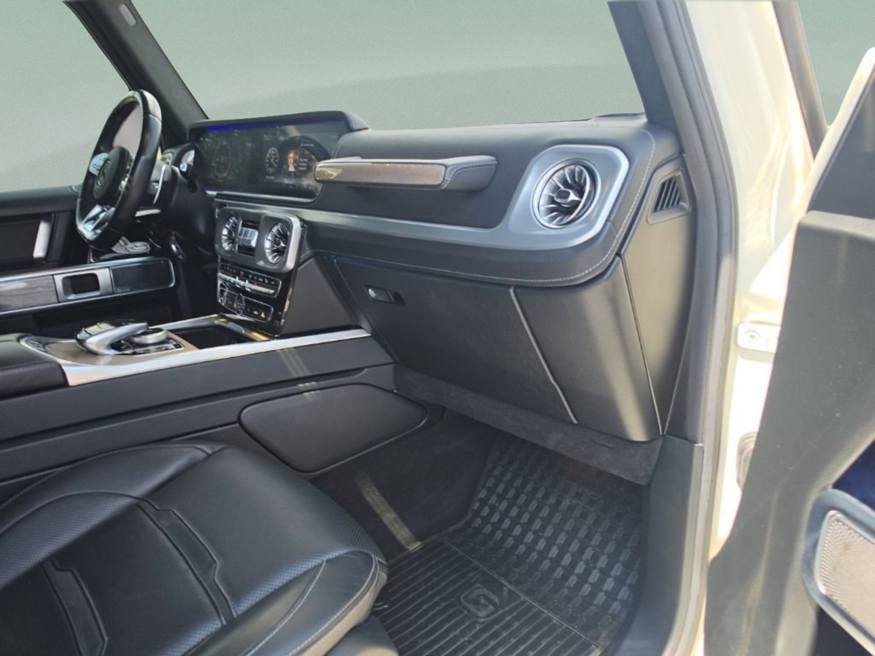 Used 2020 designo Diamond White Metallic Mercedes-Benz G 63 AMG® image 36