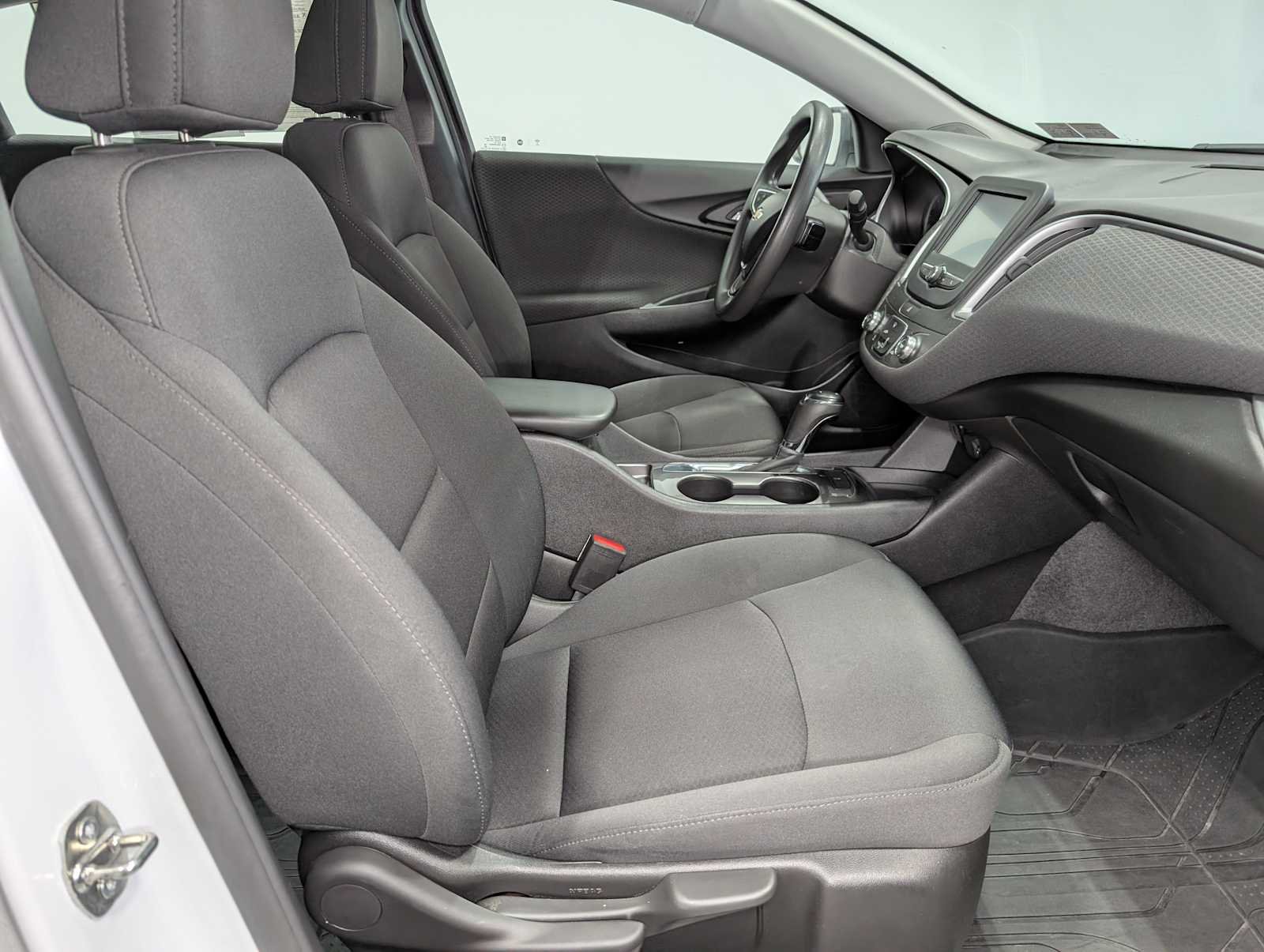 Used 2018 Summit White Chevrolet LS image 37