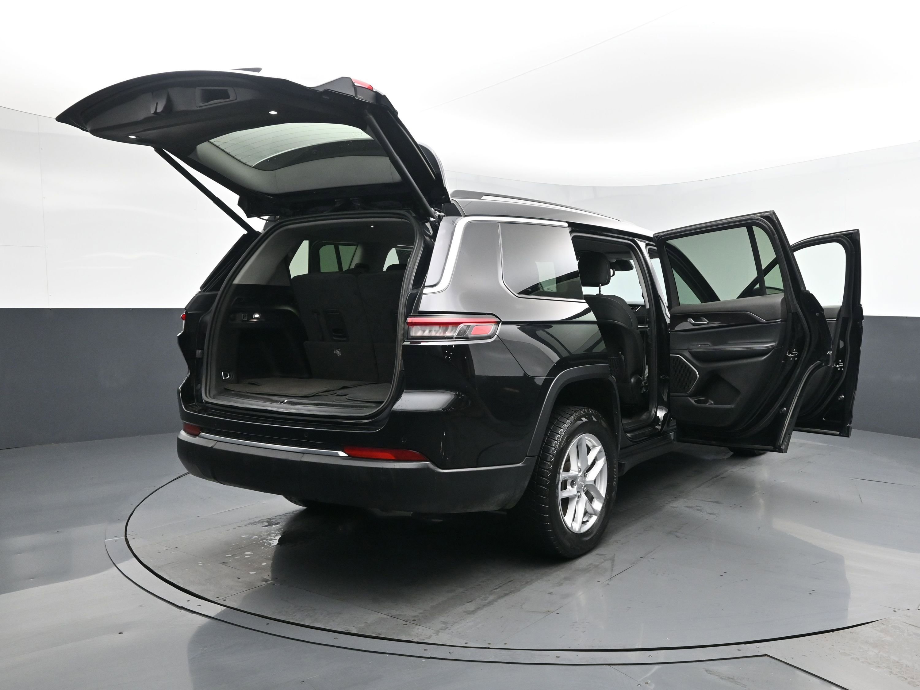 Used 2022 Diamond Black Crystal Pearlcoat Jeep Laredo image 32