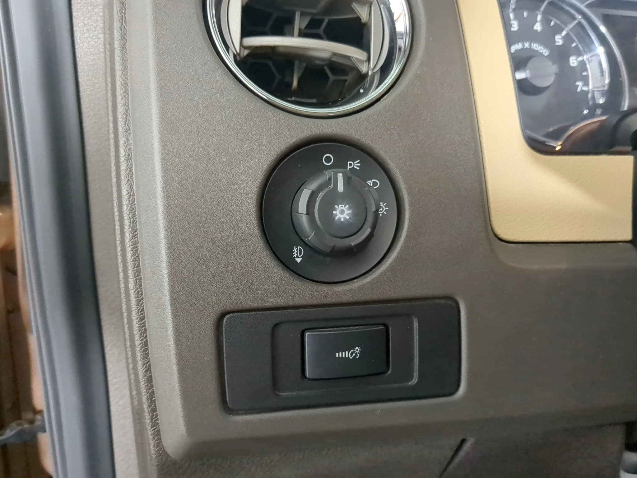 Used 2011 Golden Bronze Metallic Ford XLT image 26