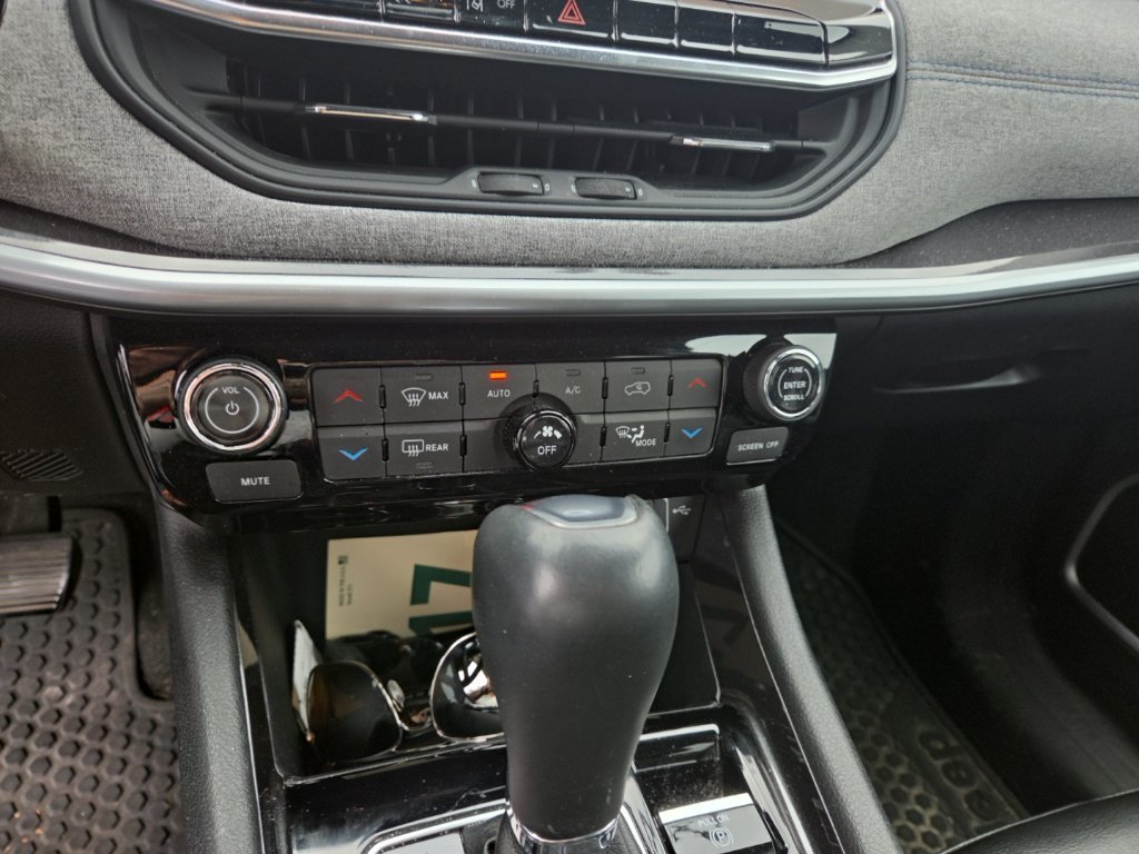 Used 2022 Silver Jeep Latitude image 7