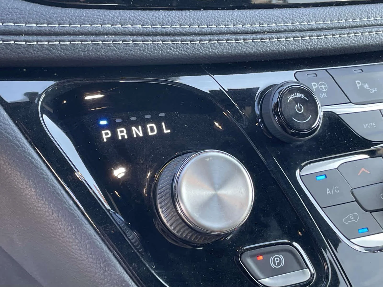 Used 2020 Luxury White Pearlcoat Chrysler Hybrid Limited image 27
