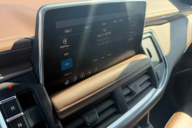 Used 2021 IRIDESCENT PEARL TRICOAT Chevrolet High Country image 19