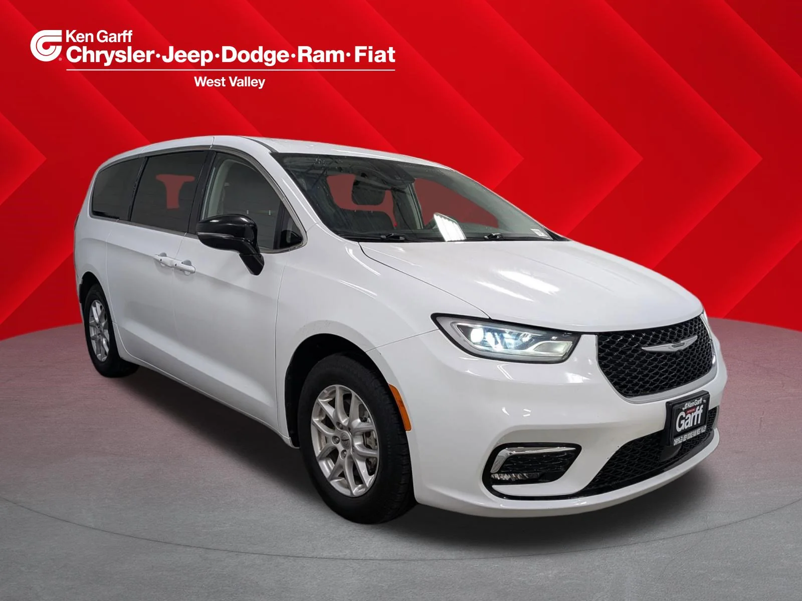 2024 Chrysler Pacifica Touring L's photo