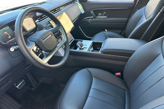 New 2026 Obsidian Black in Gloss Finish Land Rover SE image 9