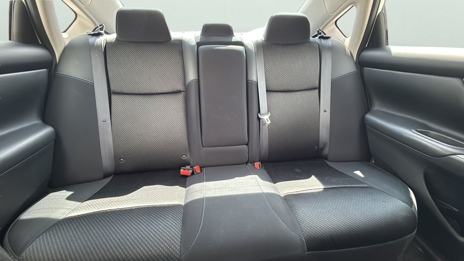 Used 2016 White Nissan 2.5 SR image 25