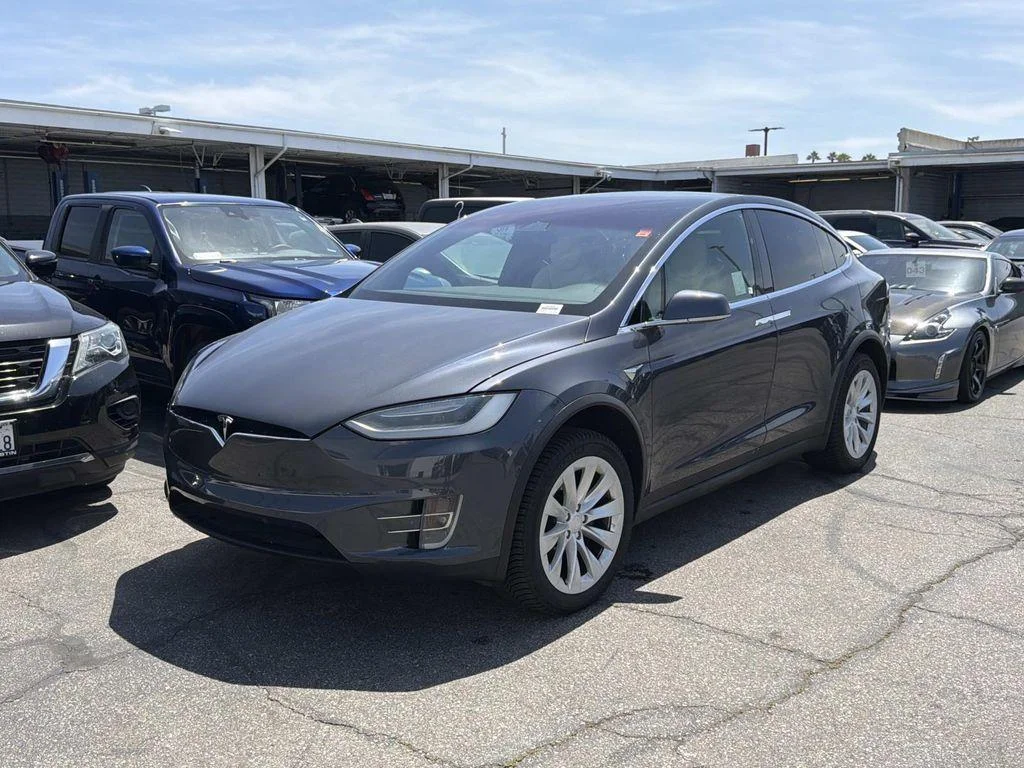 Used 2019  Tesla 100D image 1