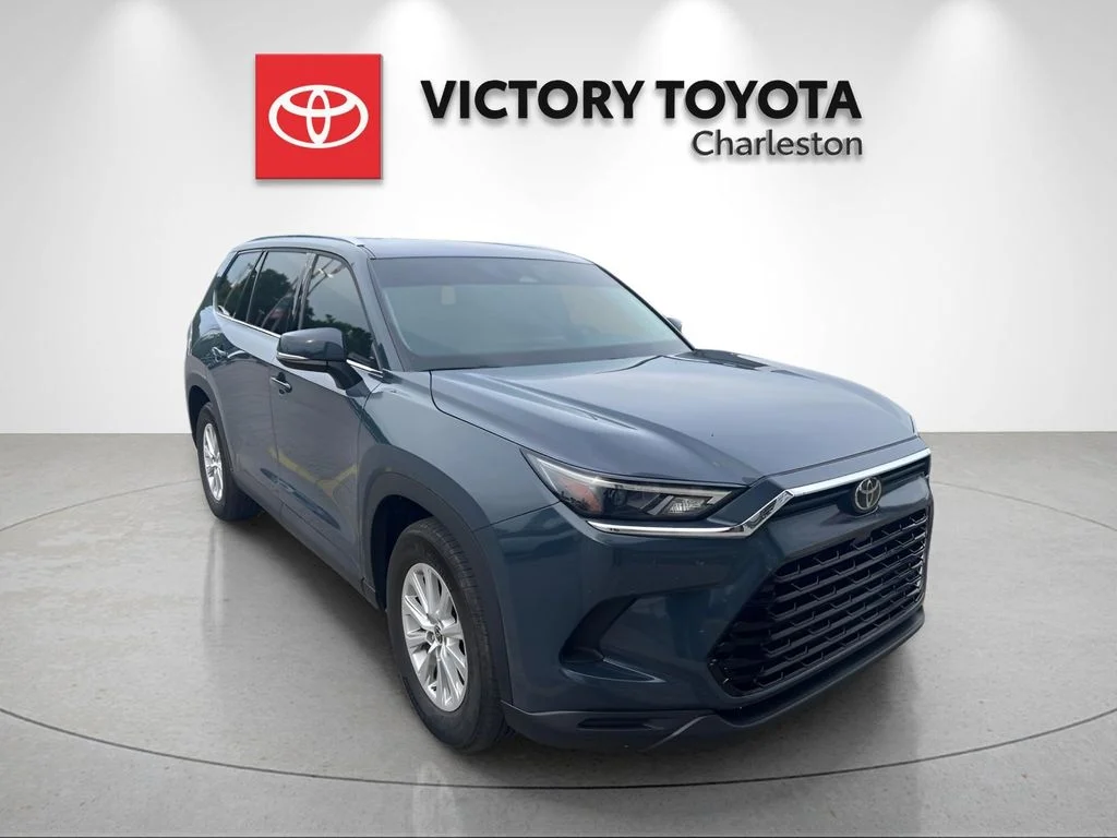 Used 2025 White Toyota XLE image 3