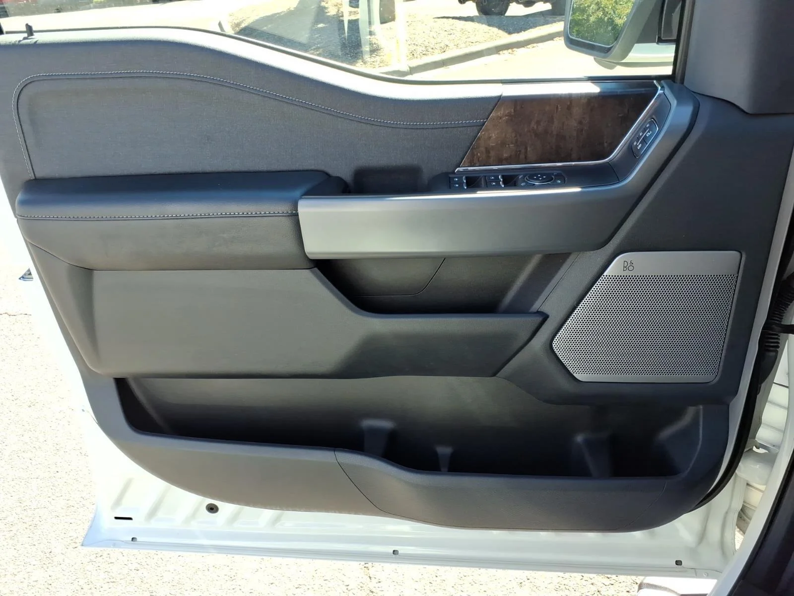 Used 2021 Star White Metallic Tri-Coat Ford LARIAT image 28