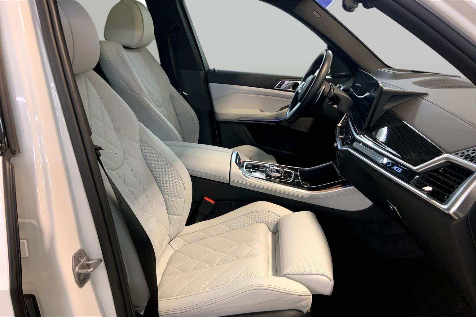 Used 2024 Mineral White Metallic BMW xDrive50e image 8