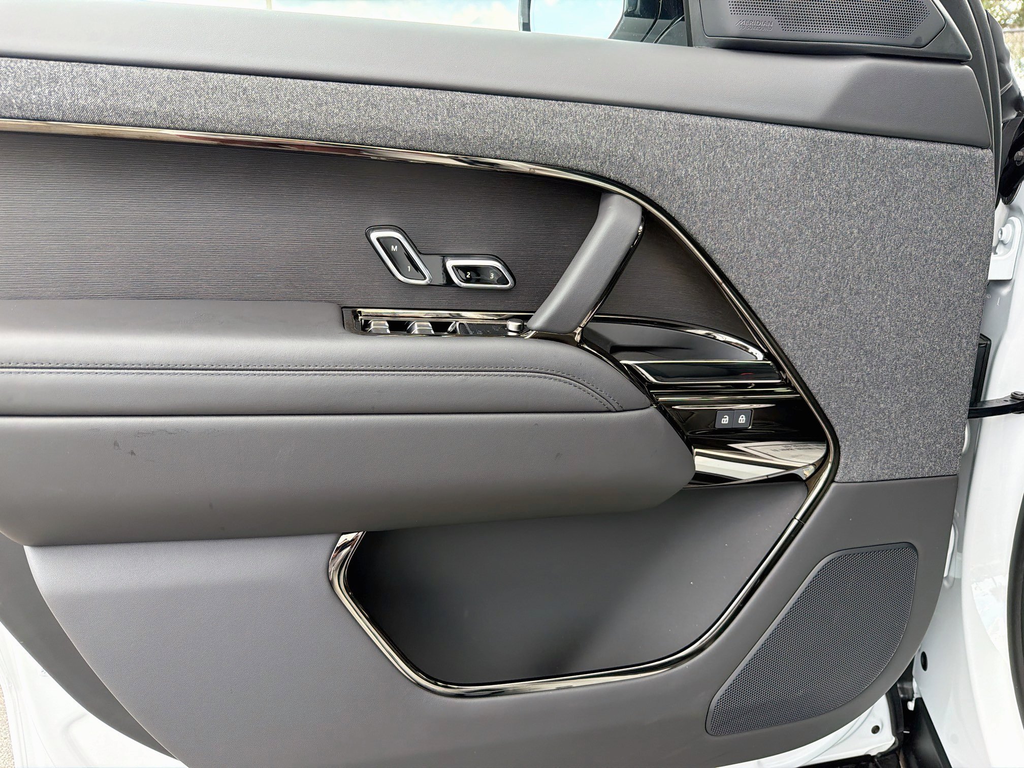 New 2027 Fuji White Land Rover Dynamic SE image 21