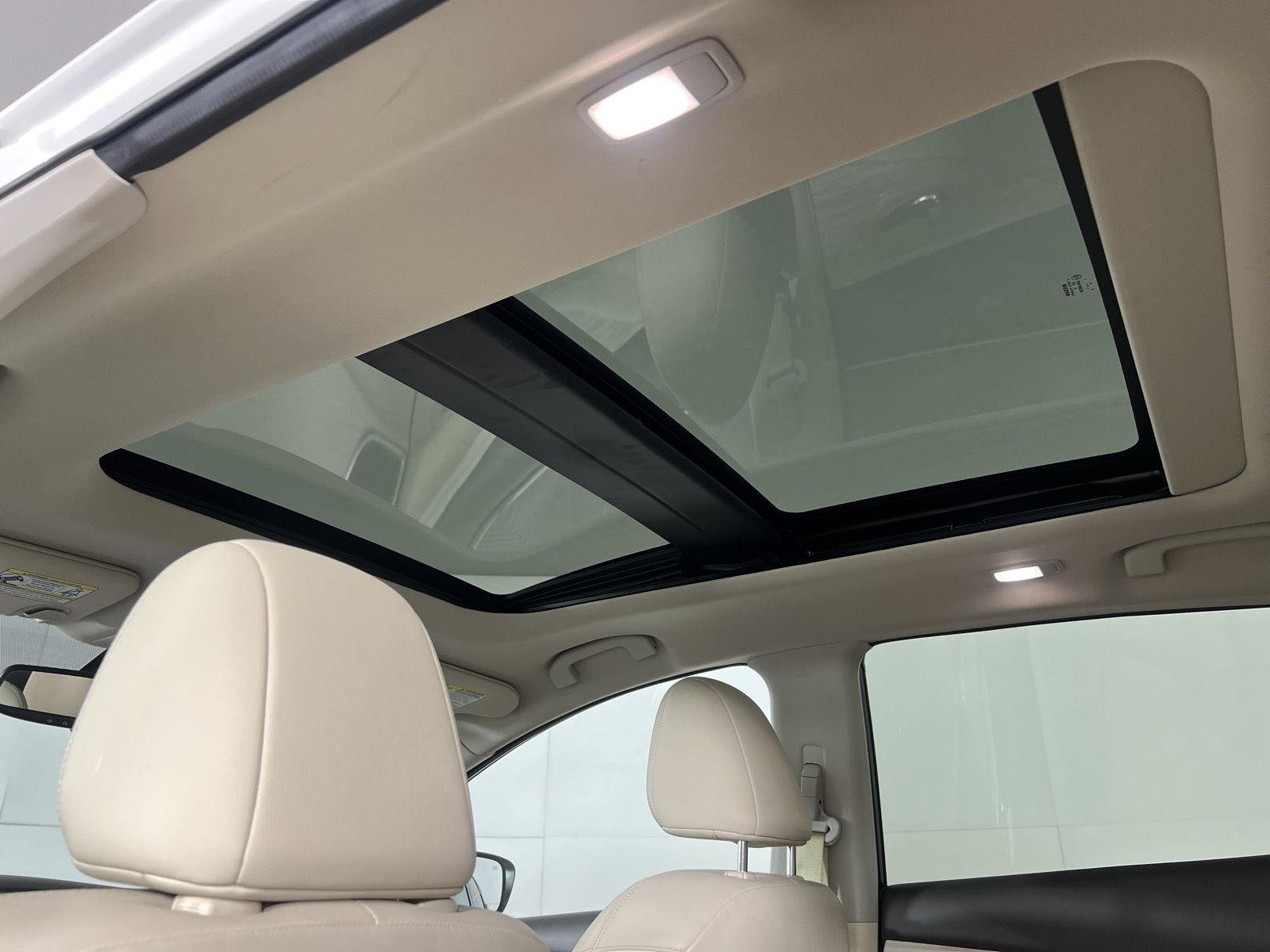 Used 2018 Pearl White Nissan SL image 26