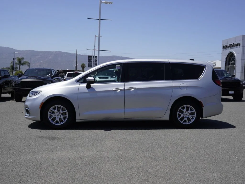 2023 Chrysler Pacifica Touring L - Photo 6