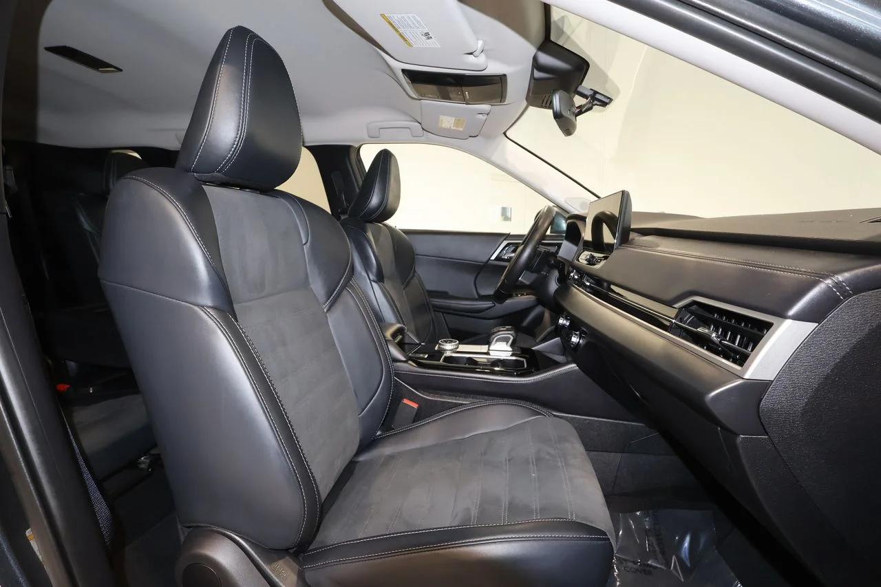 Used 2025 Gray Mitsubishi SE image 28