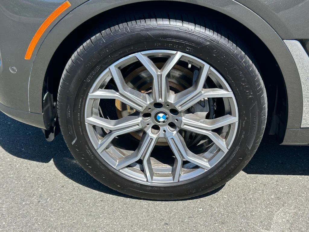 Used 2023 Green BMW xDrive40i image 9