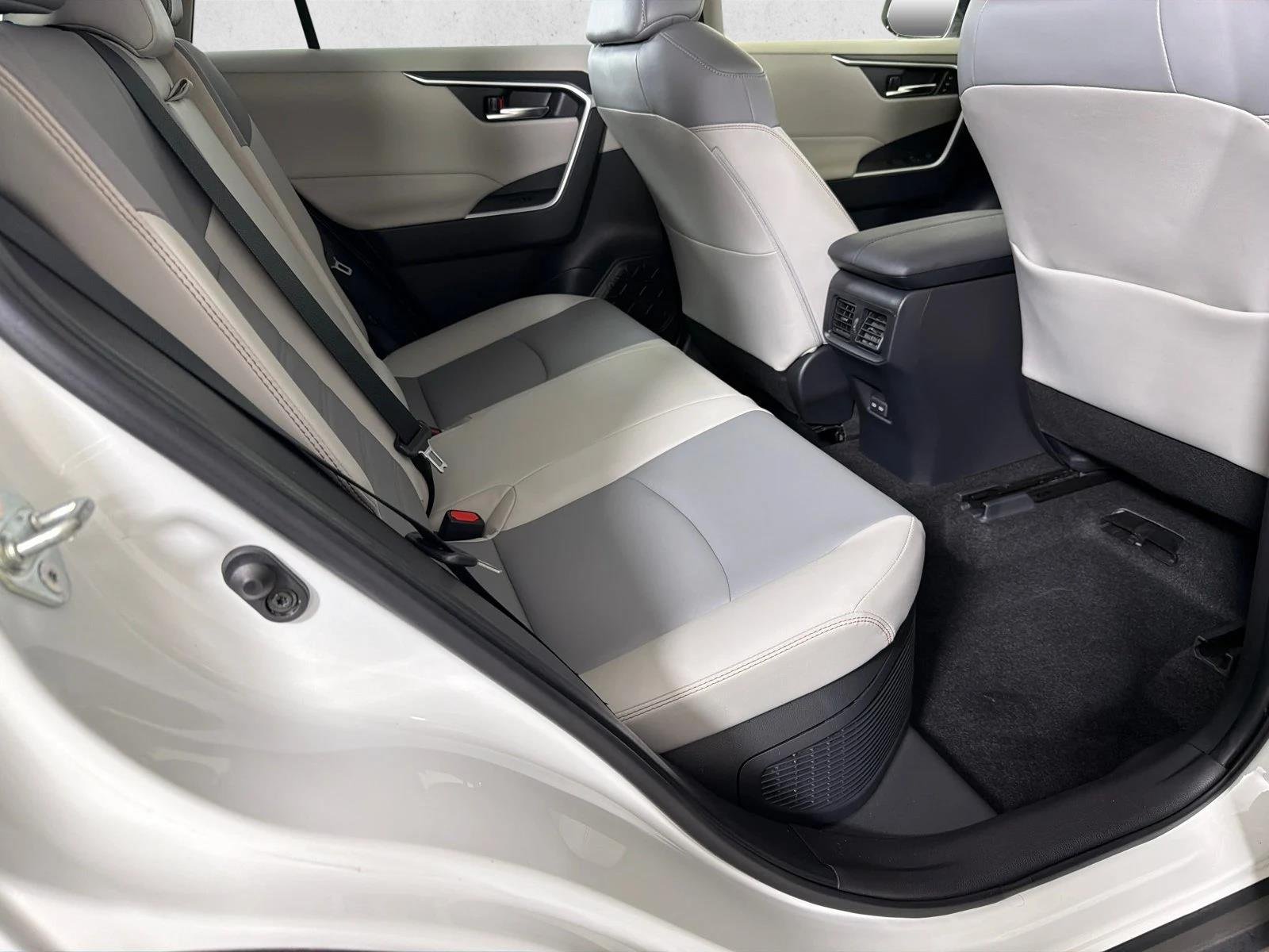Used 2022  Toyota Hybrid XLE Premium image 16
