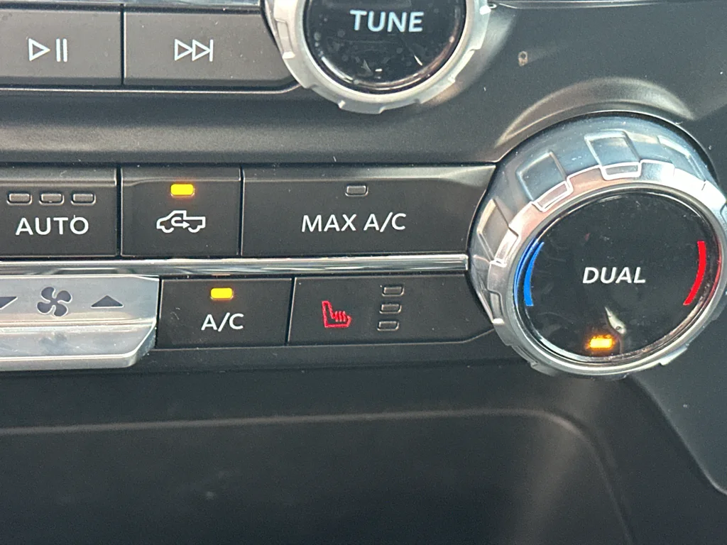 Used 2023 Oxford White Ford XLT image 27