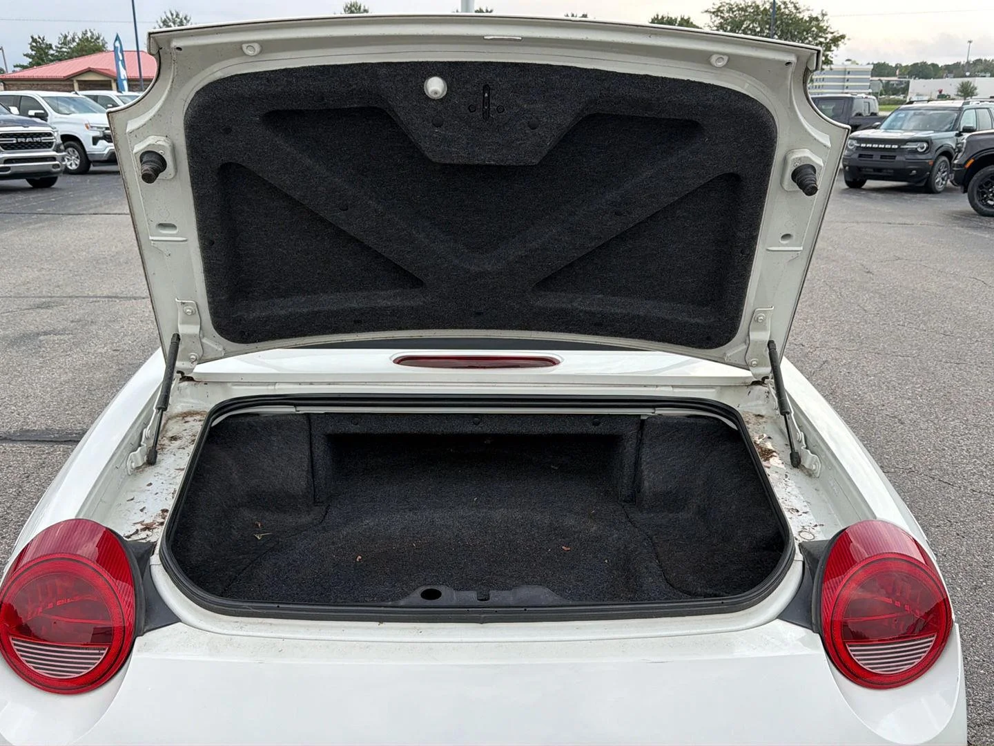 Used 2003 White Ford Premium image 11
