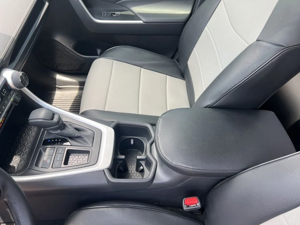 Used 2025  Toyota XLE image 49