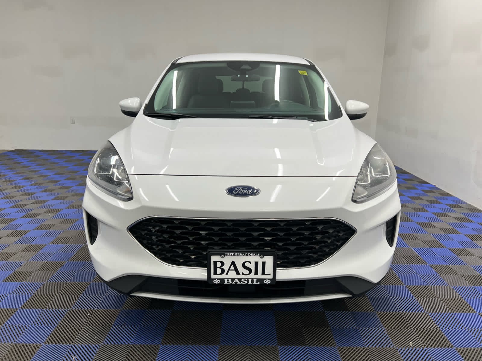 Used 2021 Oxford White Ford SE image 2