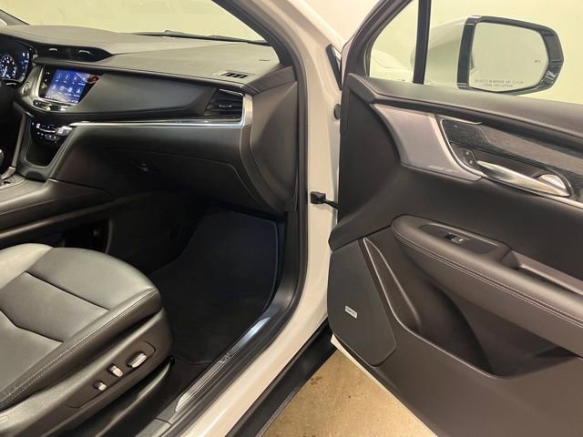 Used 2022 Crystal White Tricoat Cadillac Premium Luxury image 17