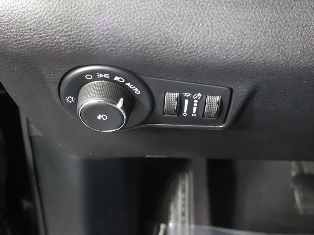 Used 2022 Black Jeep Latitude Lux image 32