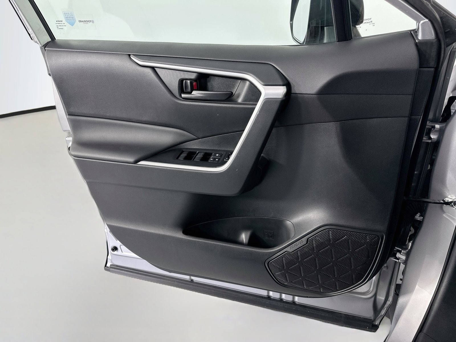 2025 Toyota RAV4 LE - Photo 23