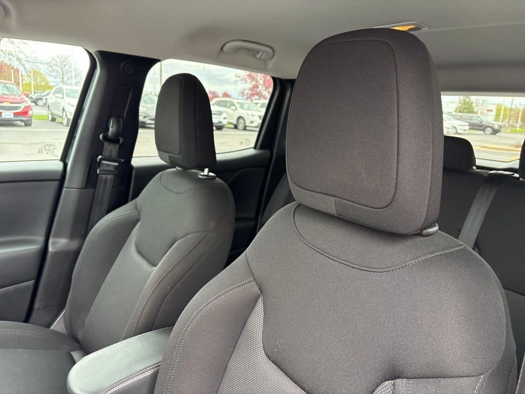 Used 2023 Black Clearcoat Jeep Latitude image 13