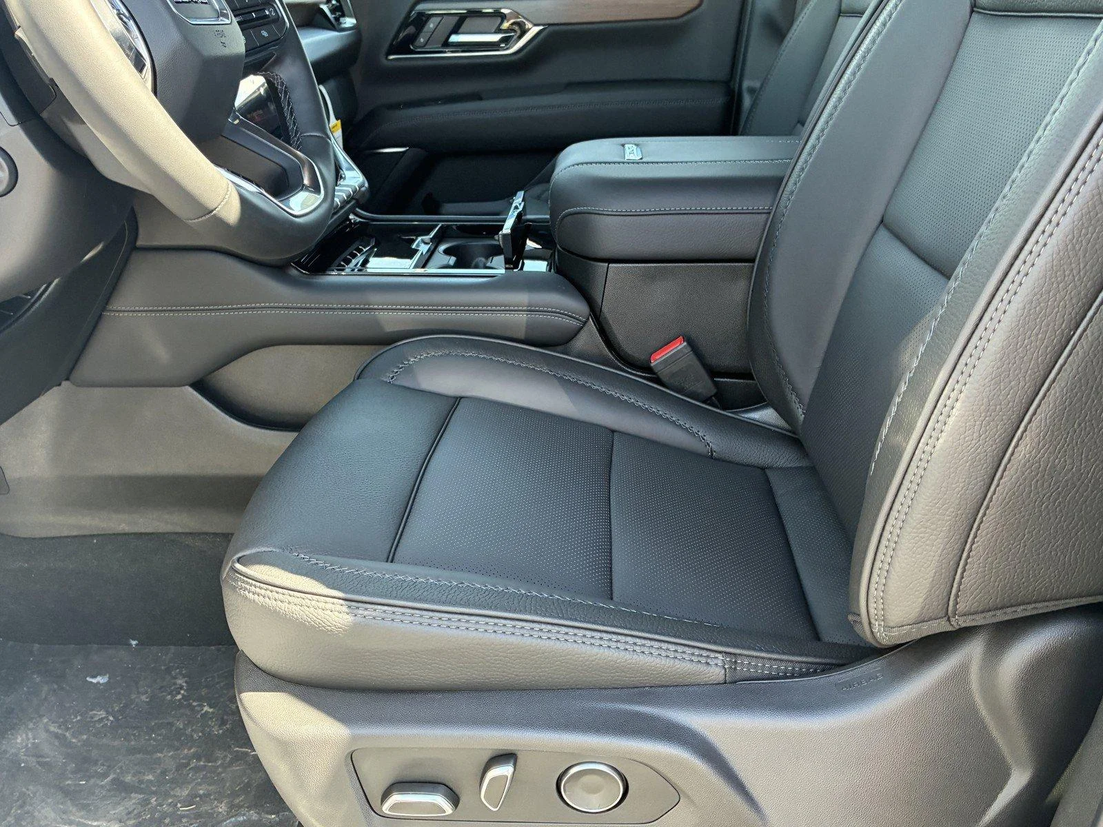 2026 GMC Yukon XL Denali - Photo 18