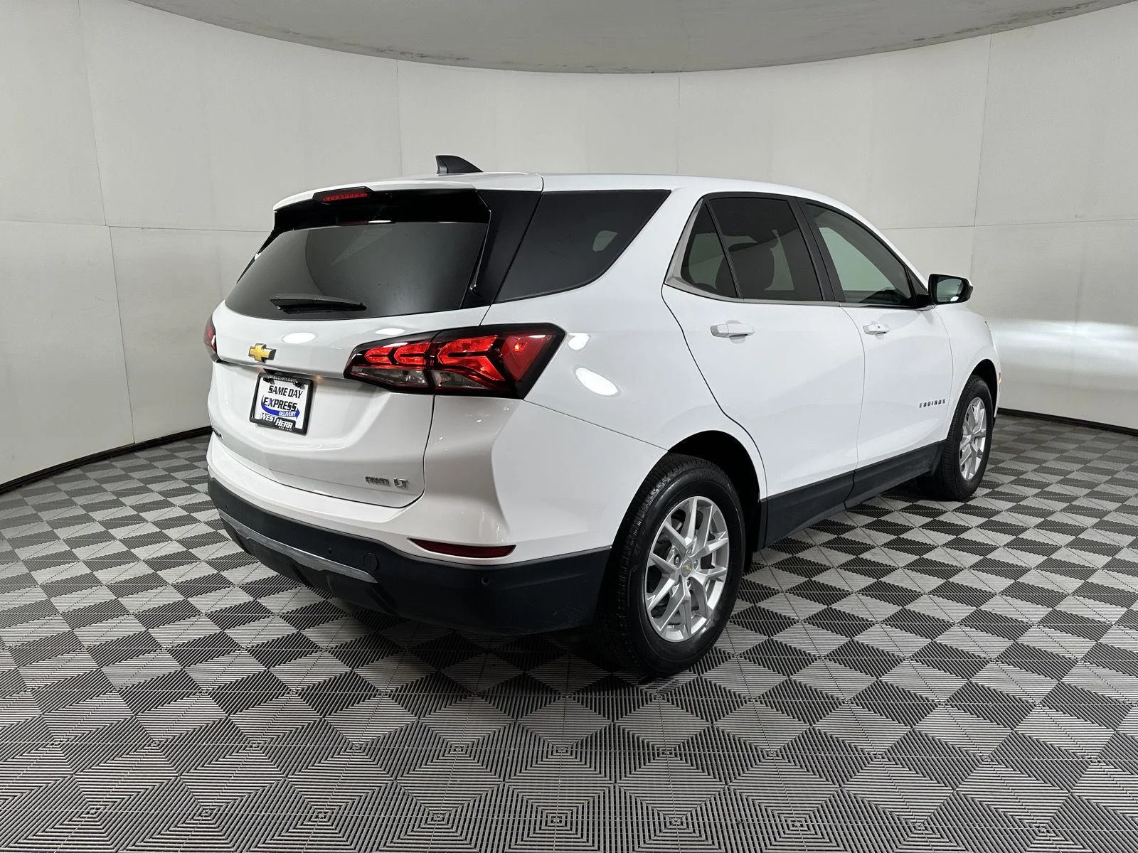 Used 2024 Summit White Chevrolet LT image 10