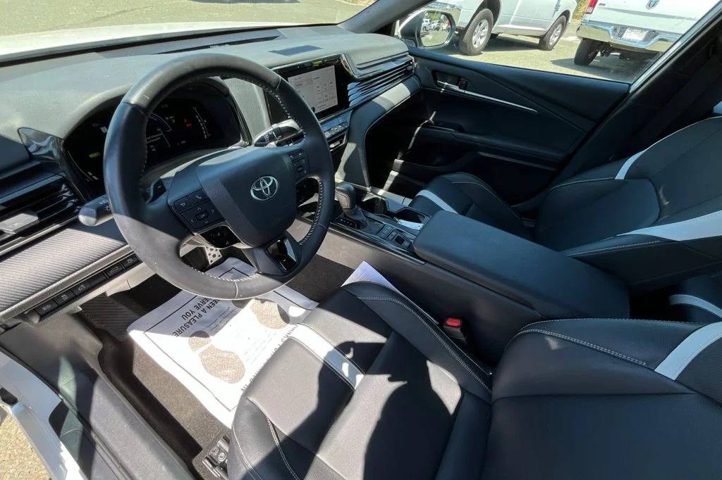Used 2025 White Toyota  image 4
