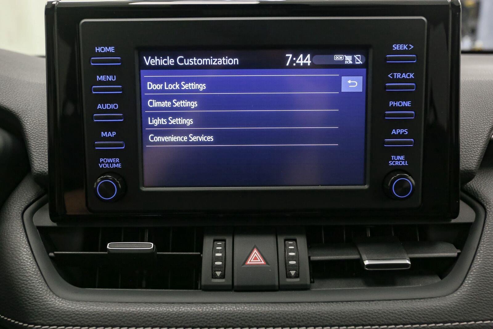Used 2019 Super White Toyota XLE Premium image 29