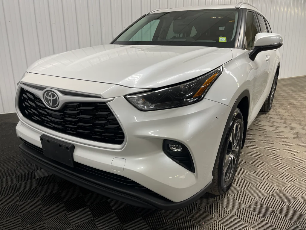 Used 2022 Beige Toyota XLE image 8