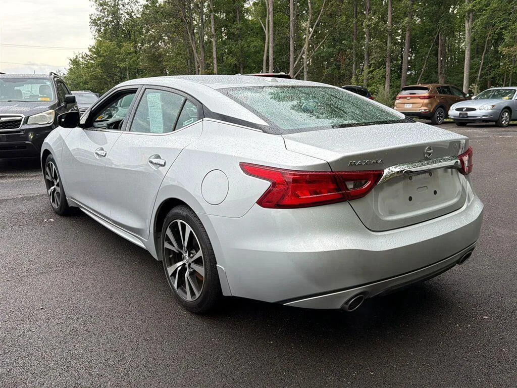 Used 2018 Brilliant Silver Nissan S image 10