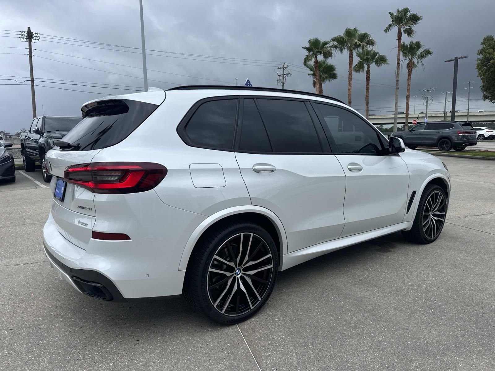 Used 2021 White BMW xDrive40i image 5