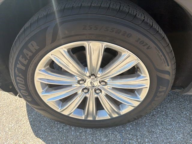 Used 2020 Black Metallic Ford Limited image 10