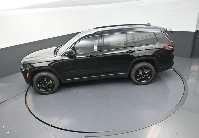 New 2026 Diamond Black Crystal Pearlcoat Jeep Limited image 14
