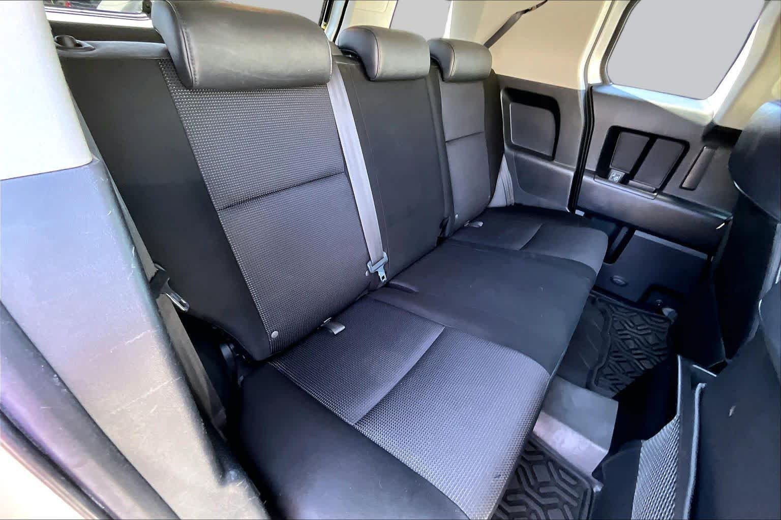 Used 2008 White / Titanium Metallic Toyota  image 19