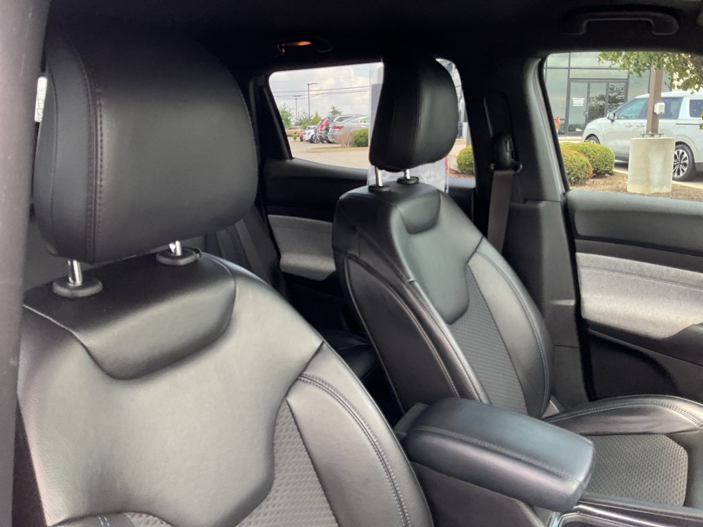 Used 2023 Billet Silver Metallic Clearcoat Jeep Latitude image 12