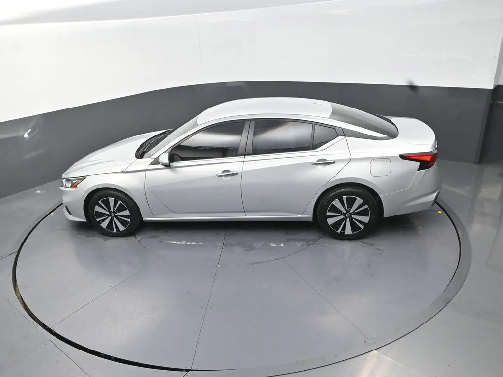 Used 2022 Silver Nissan 2.5 SV image 16