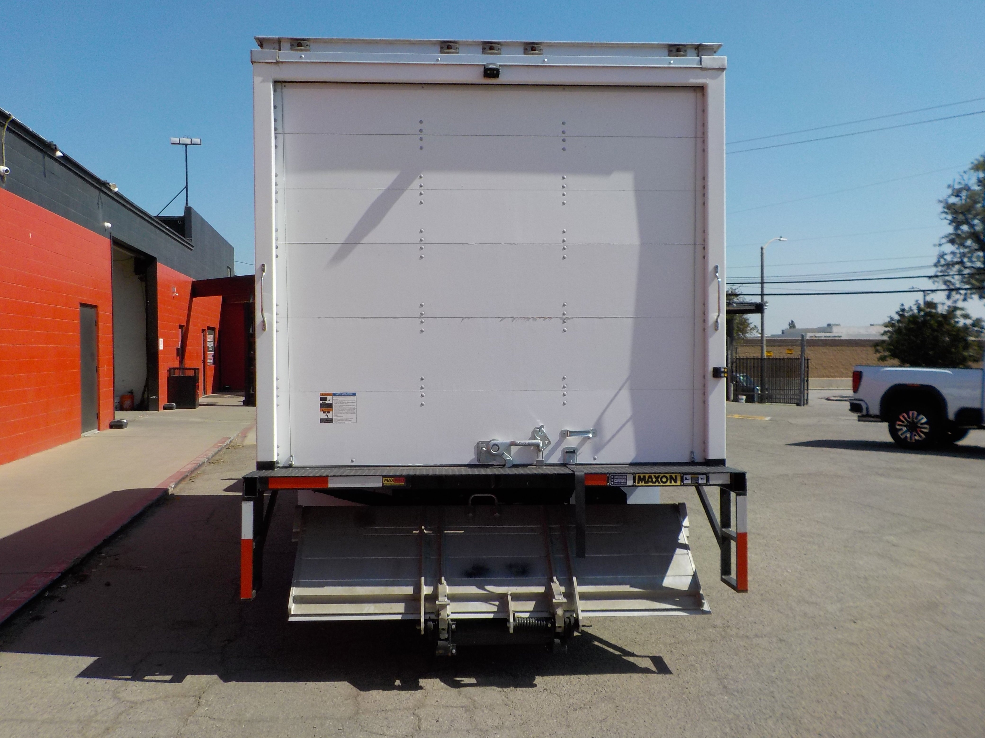 Used 2024 White ISUZU  image 17