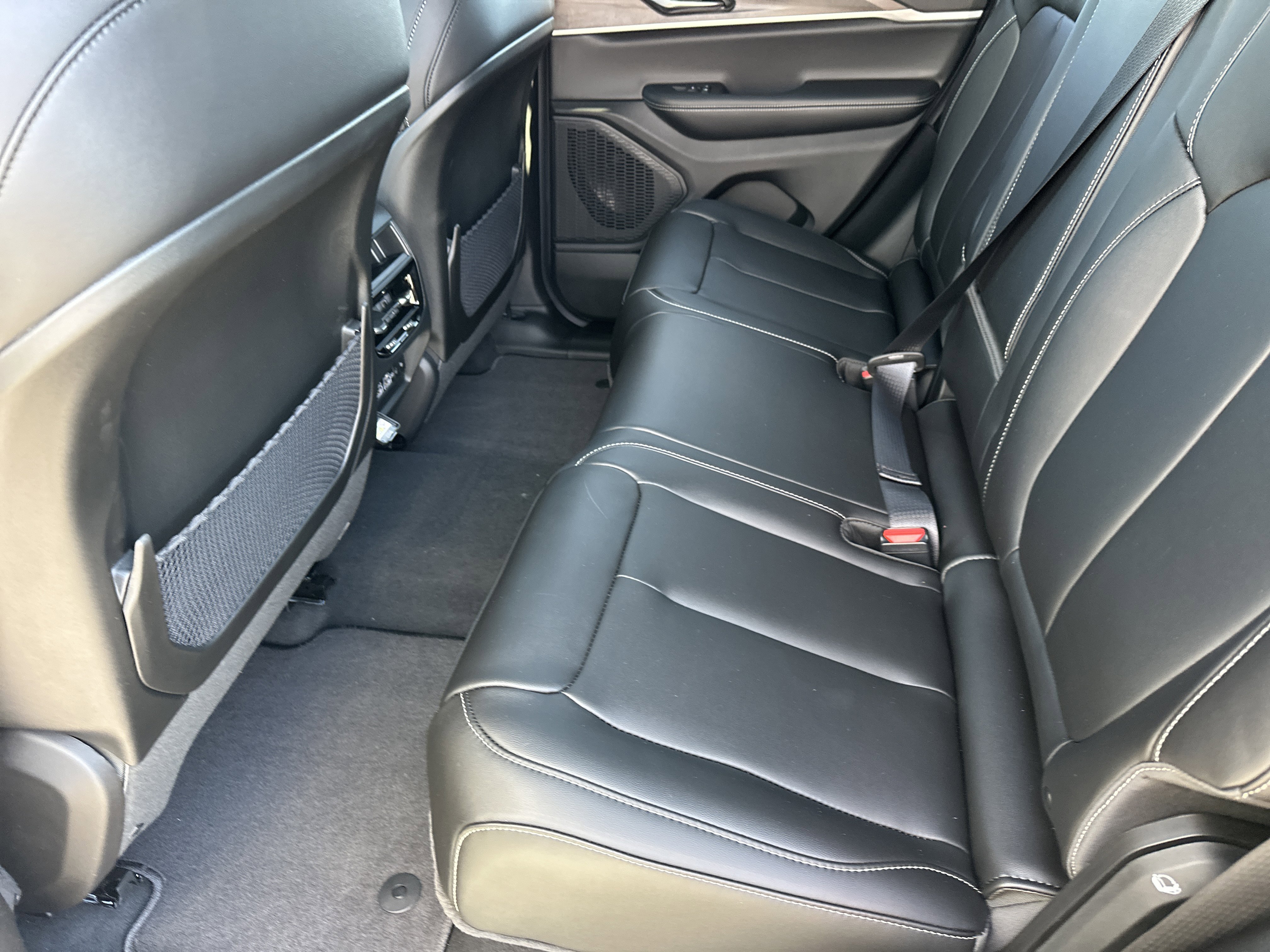 New 2025 Baltic Gray Metallic Clear-Coat Exterior Paint Jeep Limited image 21