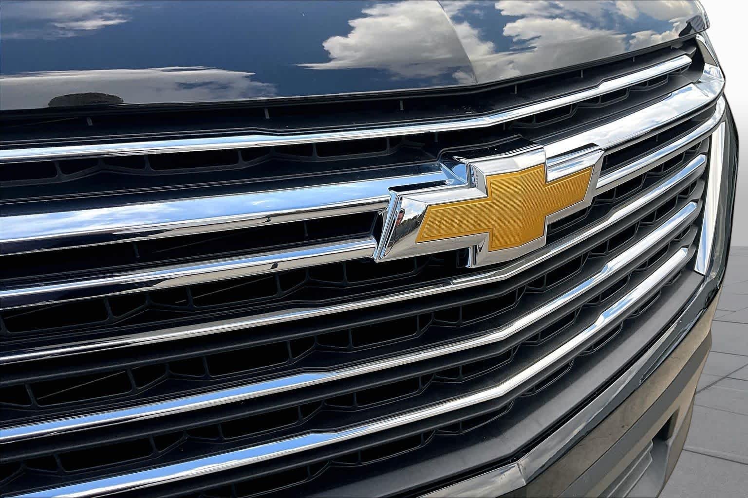 Used 2023 Mosaic Black Metallic Chevrolet LT Cloth image 30