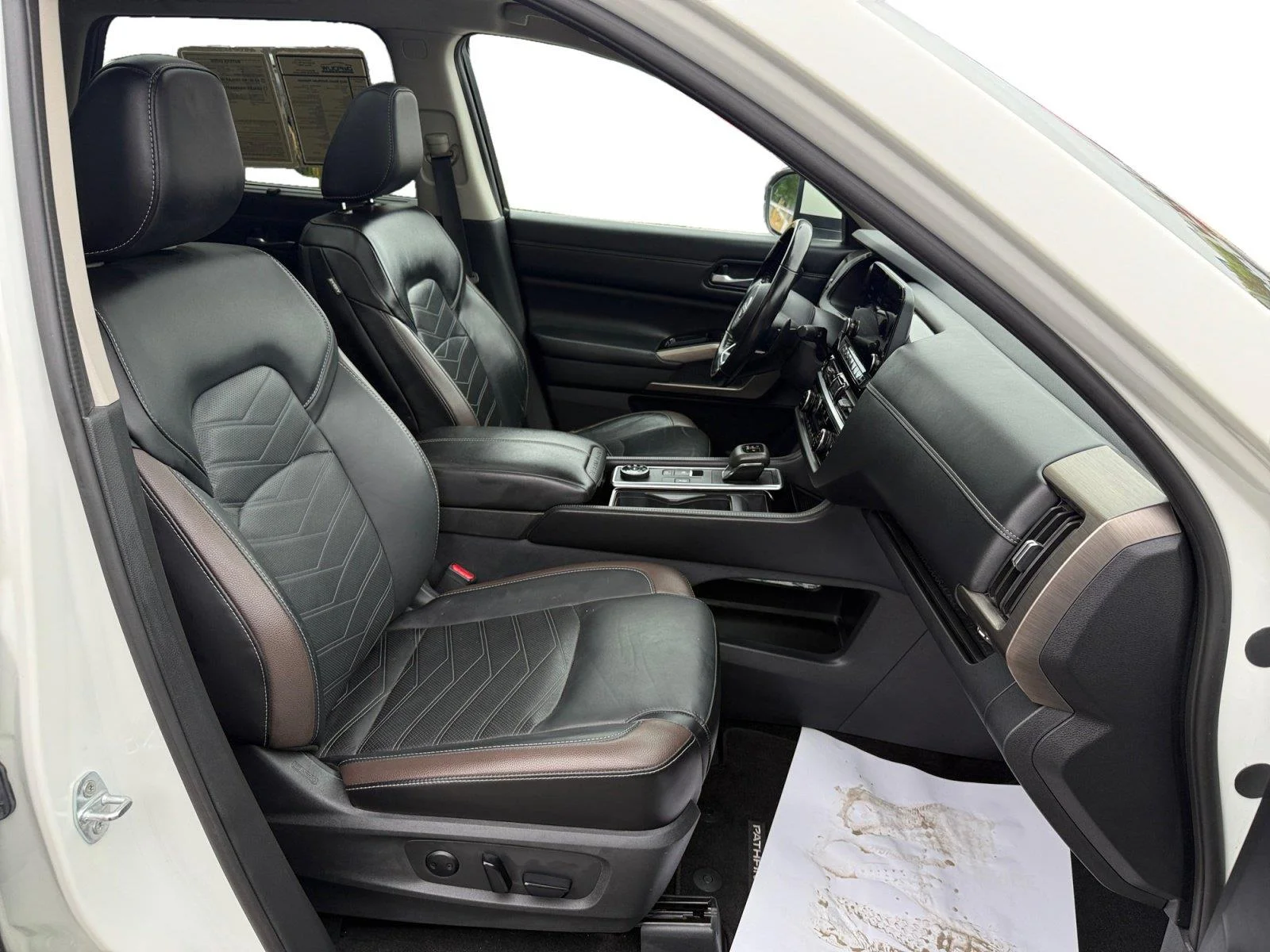 Used 2023  Nissan Platinum image 29