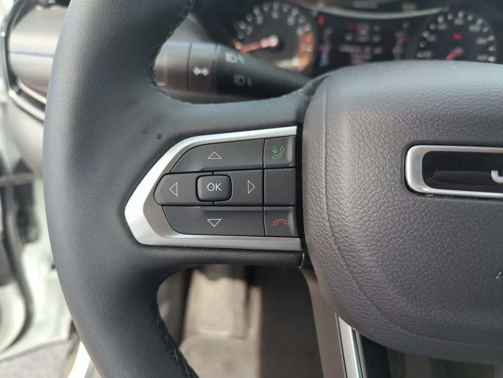 New 2026 Bright White Clear-Coat Exterior Paint Jeep Latitude image 22