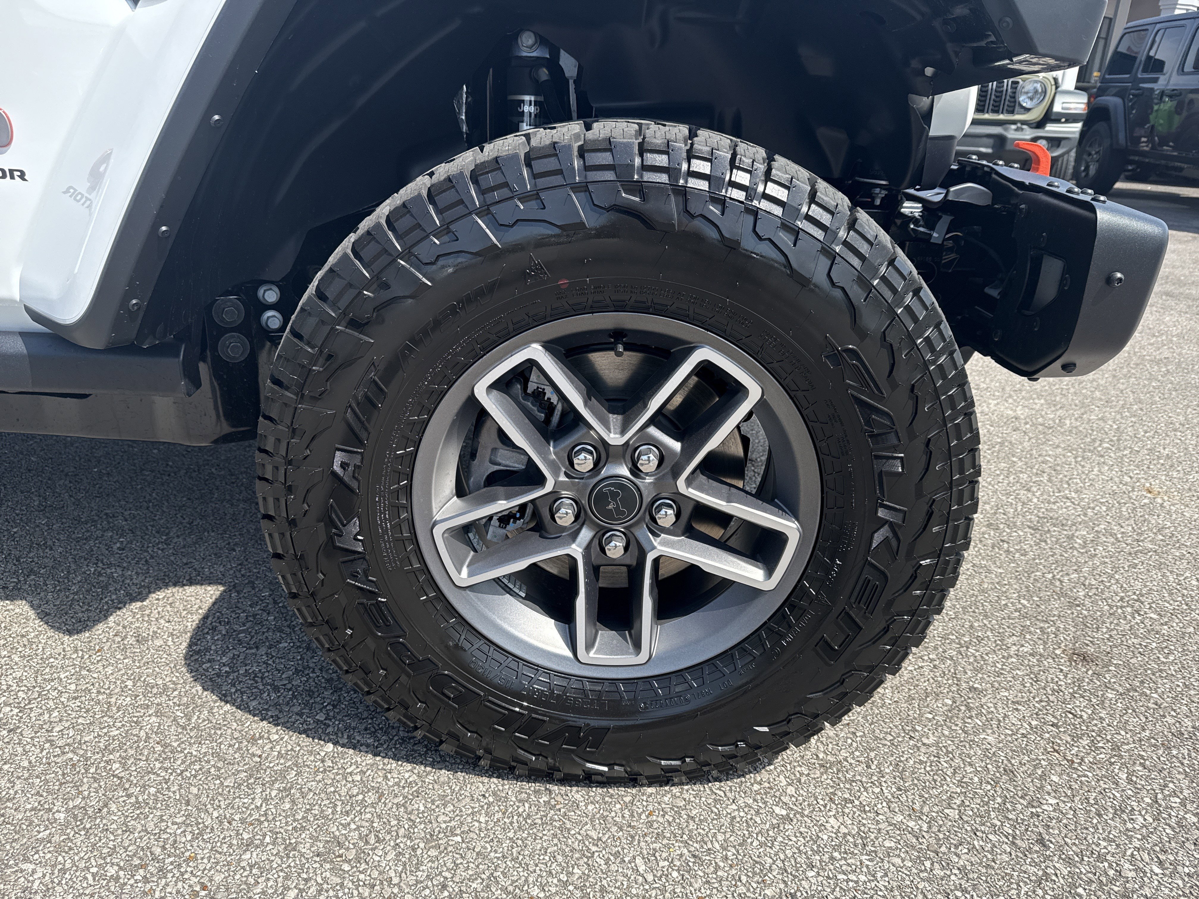 New 2026 Bright White Clear-Coat Exterior Paint Jeep Mojave X image 13