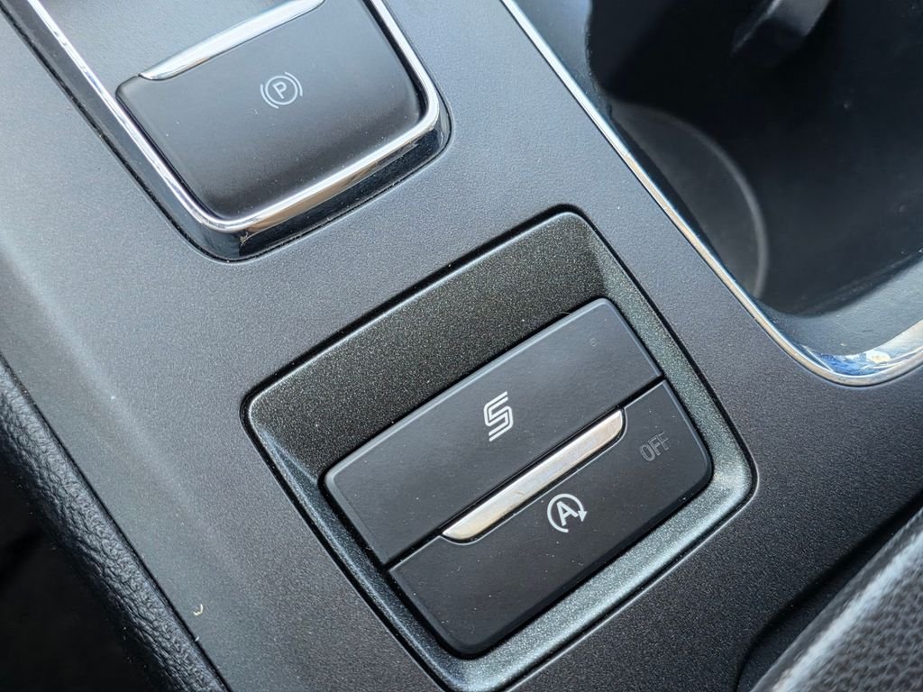 Used 2020 Black Ford SE image 30