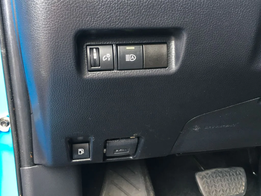 2019 Toyota RAV4 LE - Photo 18