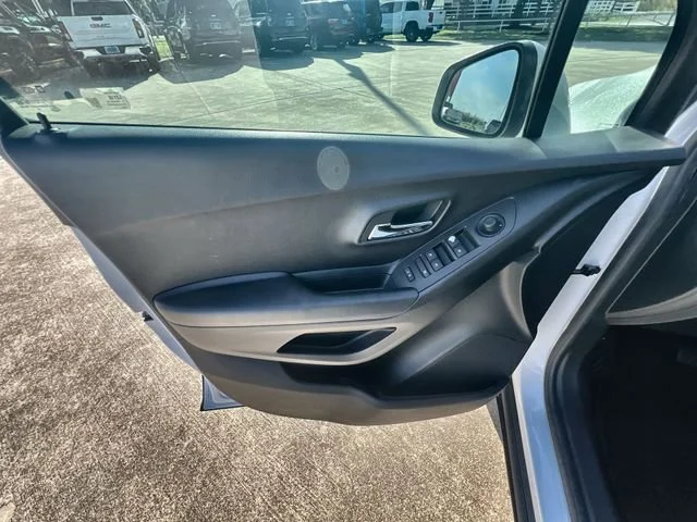 Used 2018 SUMMIT WHITE Chevrolet LT image 22